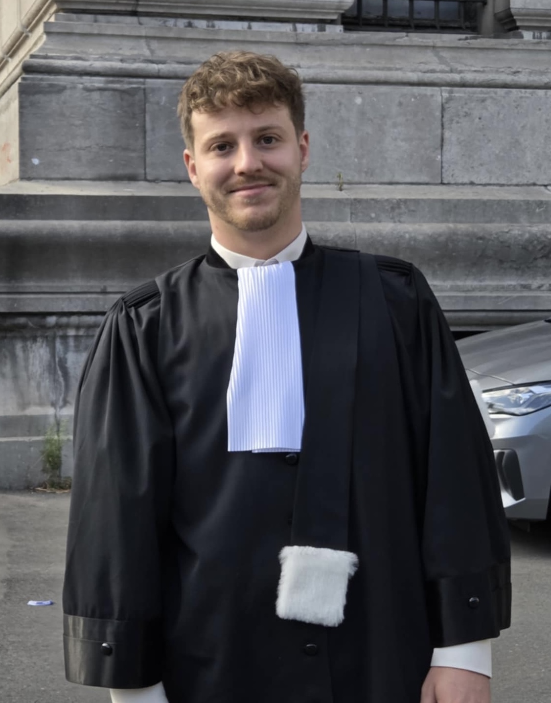 Me Antoine Chapelain, avocat au barreau de Bruxelles, en robe